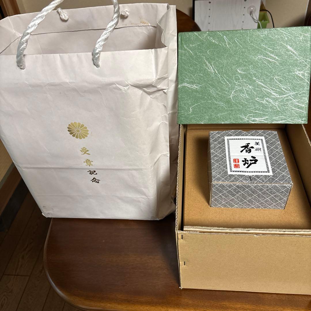 親戚から頂いた叙勲記念の香炉です。