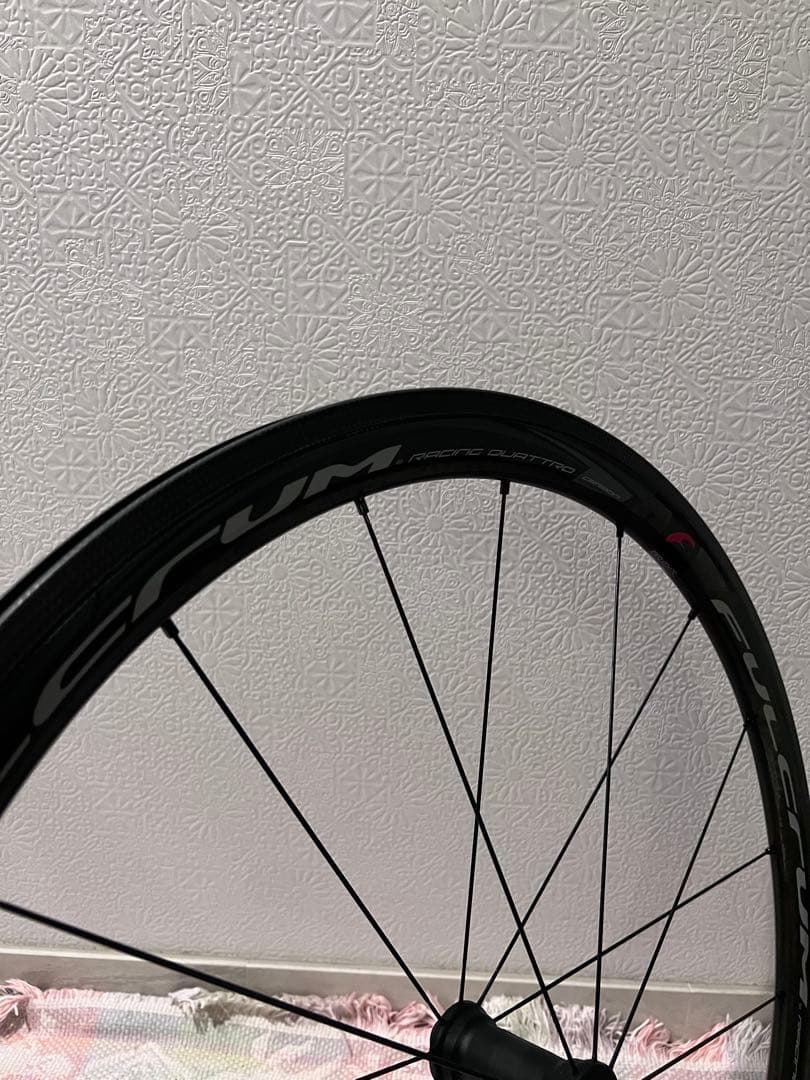 レーシングクアトロカーボン　クリンチャー，リムブレーキ，シマノフリー
