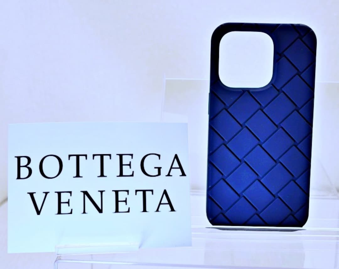 ⭐️美品　ボッテガヴェネタ　iPhone 15pro シリコンスマホケース　紺