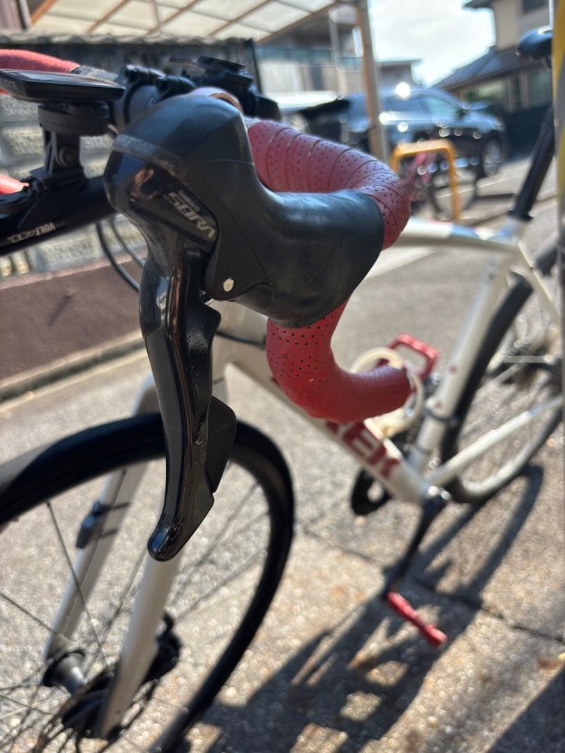 Trek Domane AL 3 Disc サイコン、ライト、ベル付属