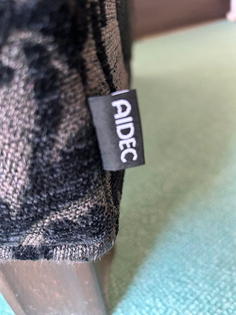 AIDEC ブラウンと黒の花柄アームチェア一人掛け用