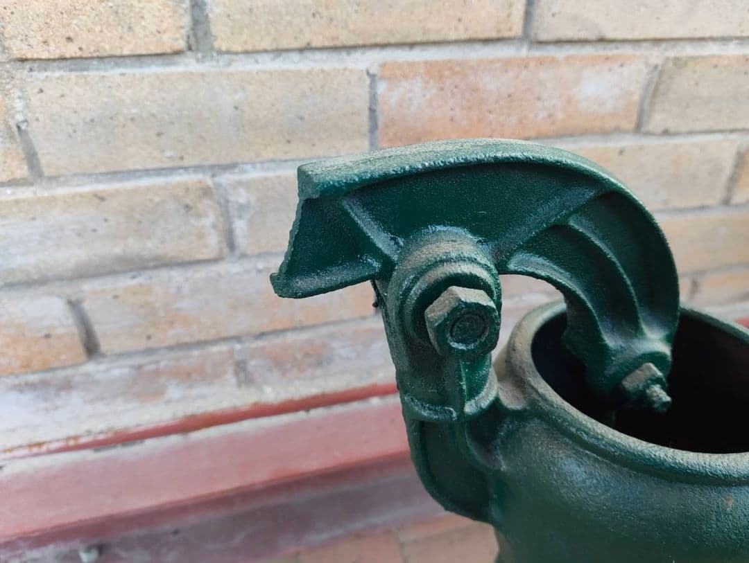 ガーデニングオブジェ　ダークグリーン鋳鉄ハンドポンプ　アンティーク