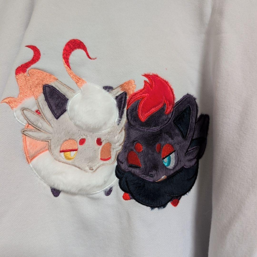 もこもこアップリケスウェット にたものどうし ゾロア＆ヒスイゾロア