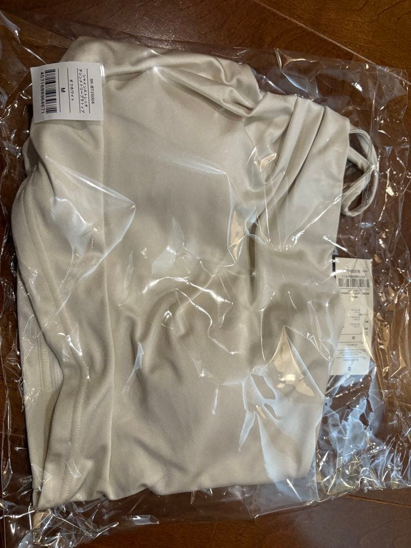 SUKALA シャインストレッチアシンメトリーブラトップ　オフホワイト　Mサイズ