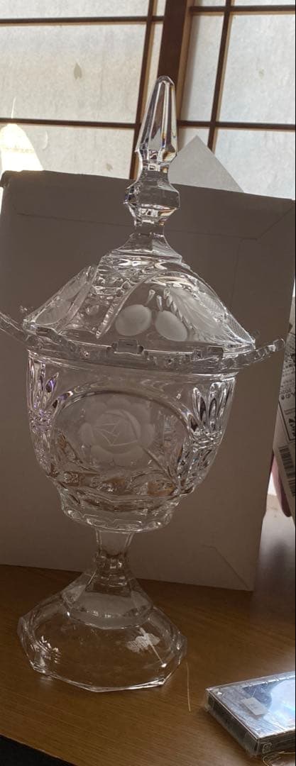 バイエルン、ベイヤー - 半透明のクリスタルに、花や蝶の美しいカット花瓶