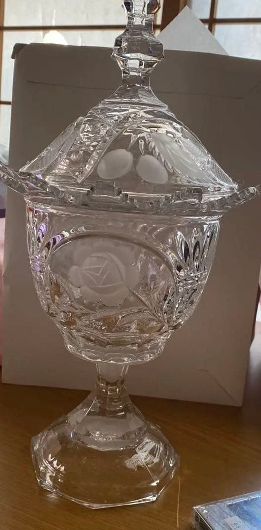 バイエルン、ベイヤー - 半透明のクリスタルに、花や蝶の美しいカット花瓶