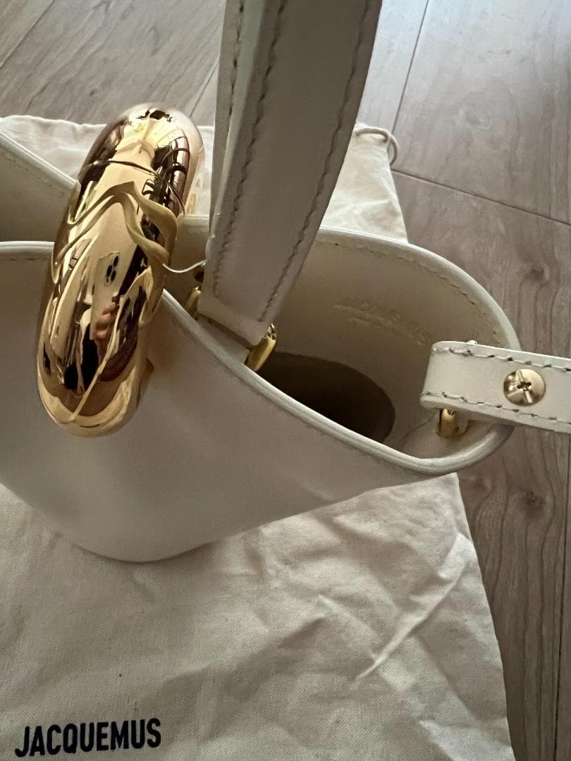11 JACQUEMUS ホワイトレザーショルダーバッグ