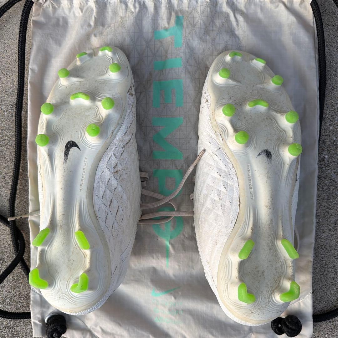 Nike Tiempo レジェンド8 FG ACCモデル