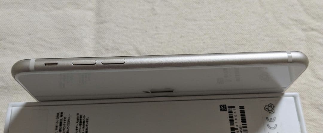 ニコニコ（ほぼ未使用）Apple iPhone SE (第3世代)