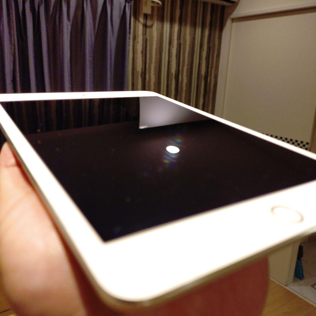 Apple iPad mini 4世代　7.9インチ シルバー 本体