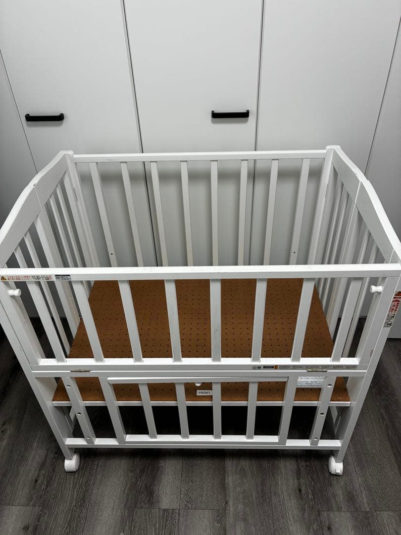 美品カトージ　ベビーベッド　ホワイト　品番02700 マット、ふとん付き