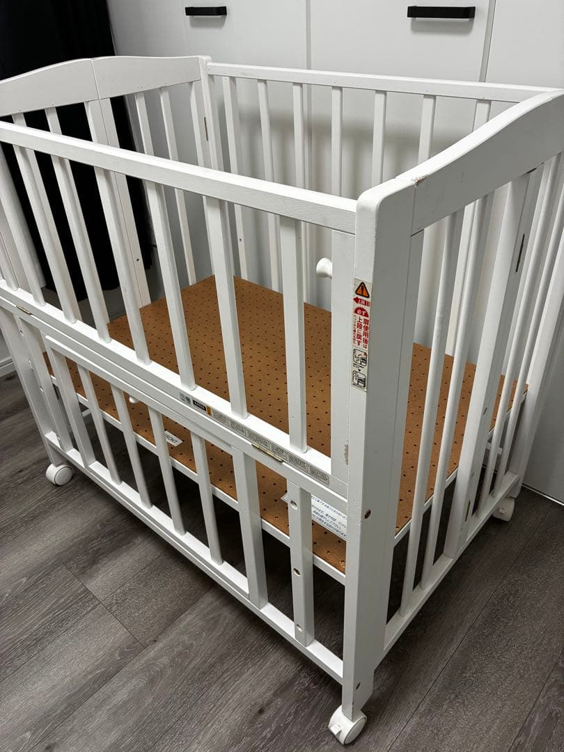 美品カトージ　ベビーベッド　ホワイト　品番02700 マット、ふとん付き