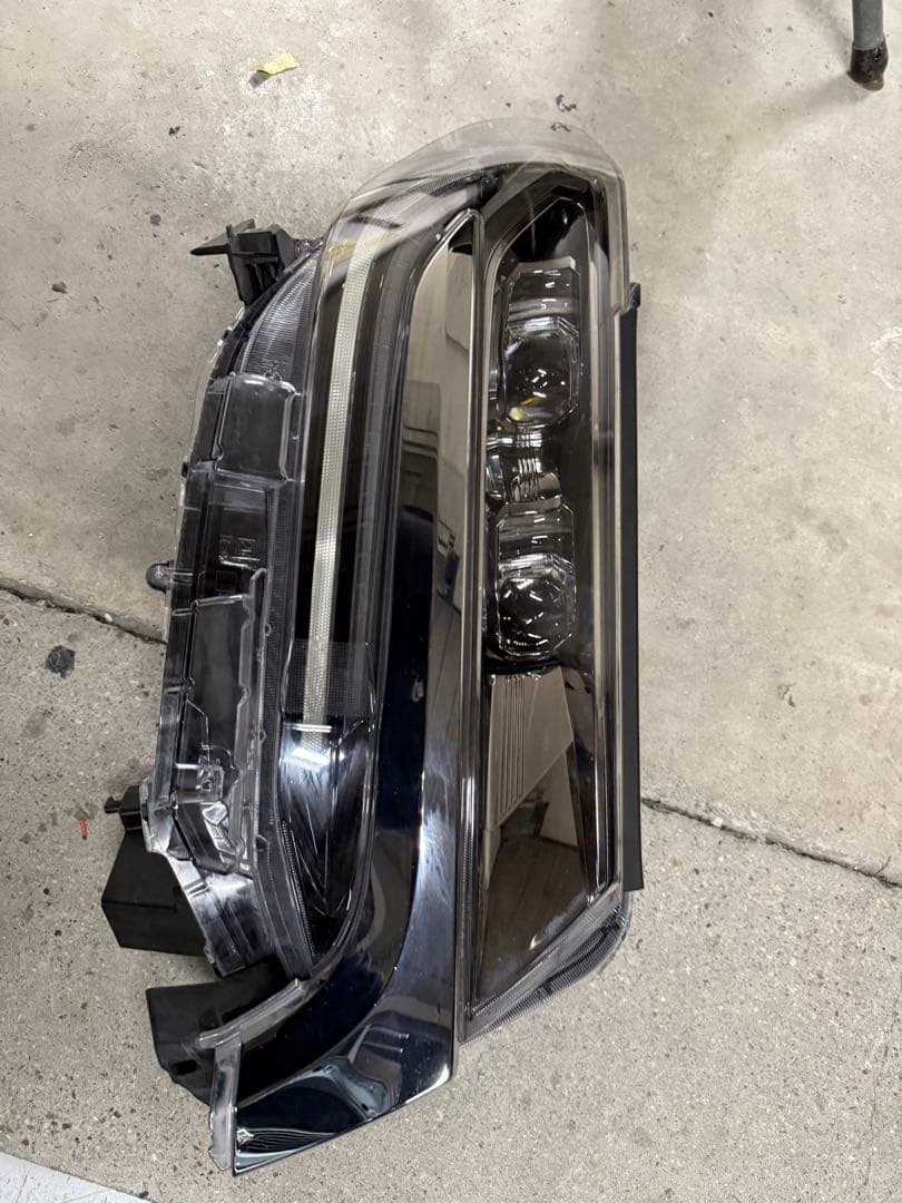 30アルファード 右ヘッドライト