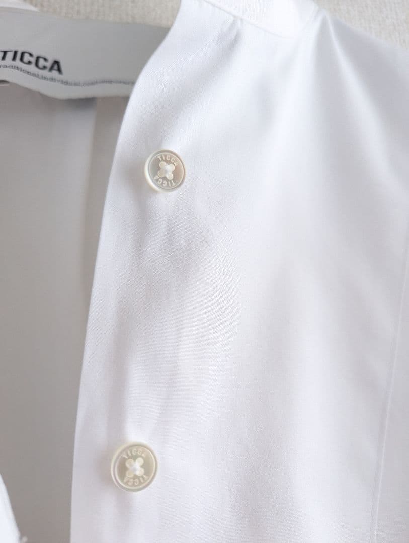 【良品】TICCA スタンドカラー　スキッパープルオーバー　ブラウス白