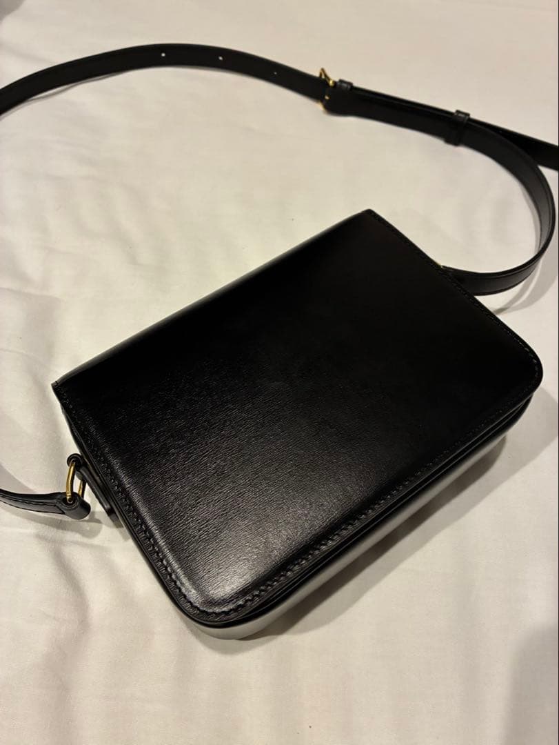 CELINE ティーントリオンフ ブラックレザーショルダーバッグ