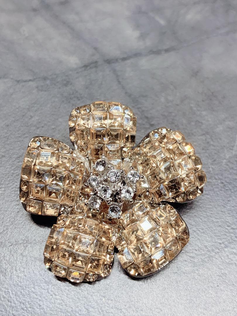 美品★FOXEY定番のロングセラー ブローチ \"FLEUR\"　シャンパン