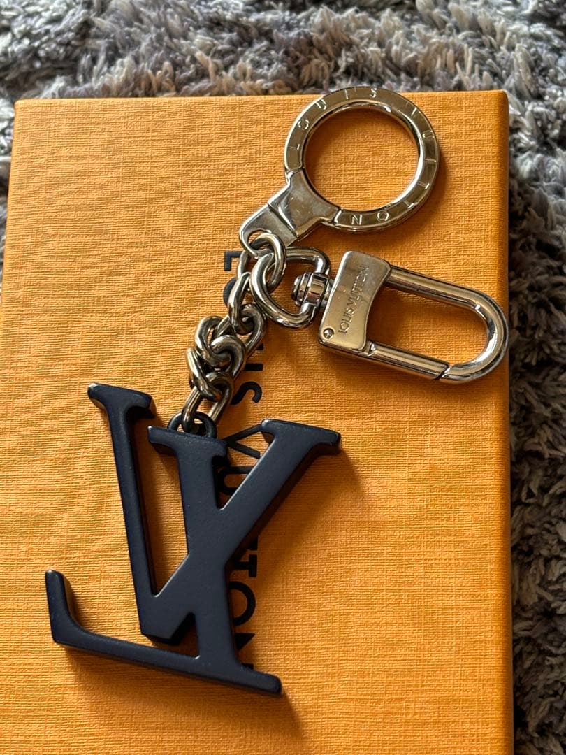 ルイヴィトン　イニシャル LV キーリング キーホルダー チャーム
