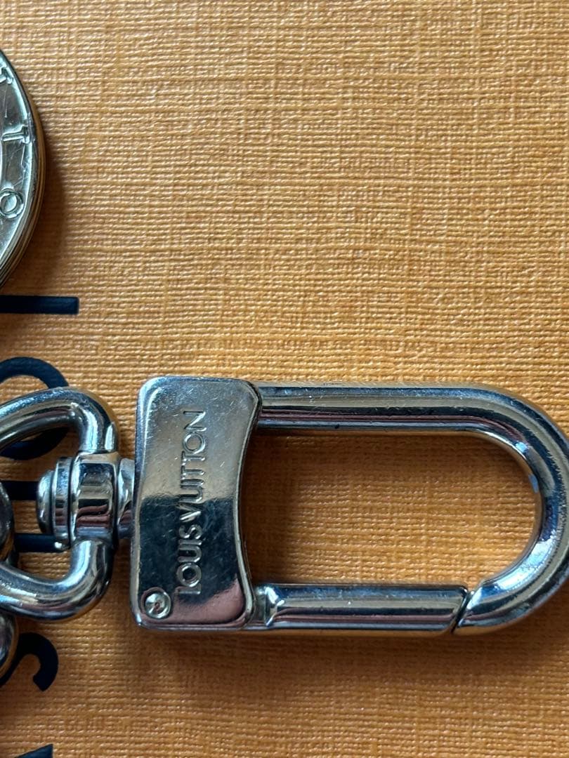 ルイヴィトン　イニシャル LV キーリング キーホルダー チャーム