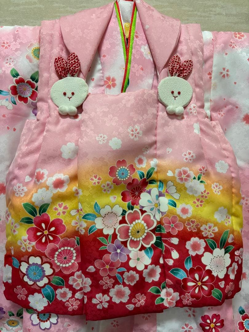 七五三　3歳女の子　着物・被布セット　白とピンク　うさぎ飾り　カラフル被布　新品
