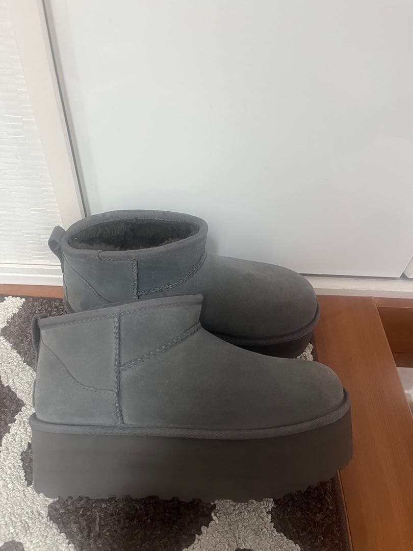 ＜UGG＞クラシック ウルトラミニプラットフォーム ブーツ