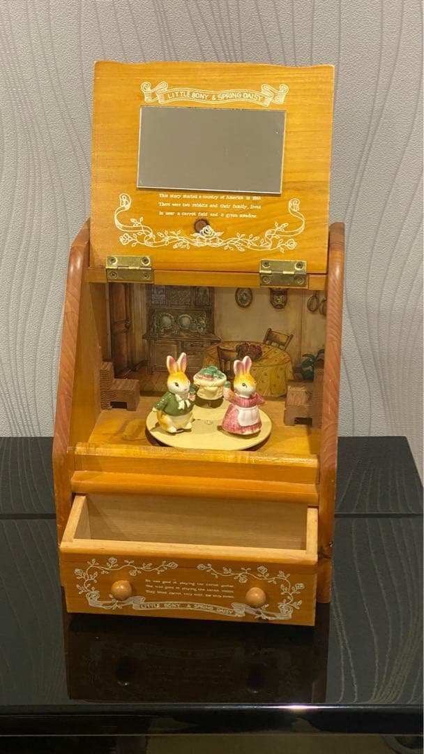 ウサギのフィギュア付き木製オルゴール