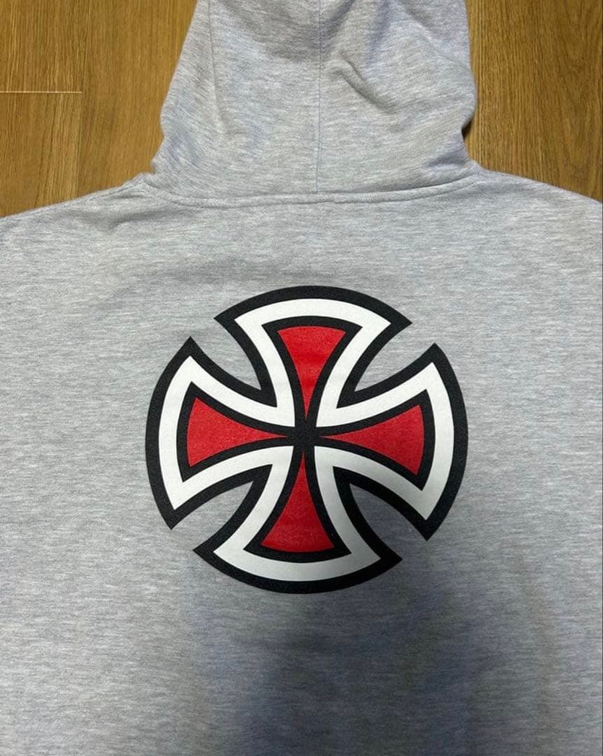 インディペンデント　INDEPENDENT スウェットパーカー　スケート