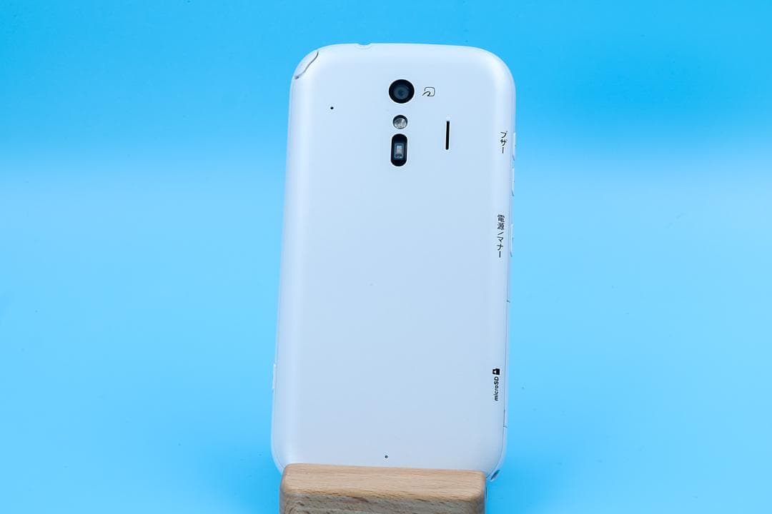 docomo　F-42A らくらくスマートフォン ホワイト　おまけつき