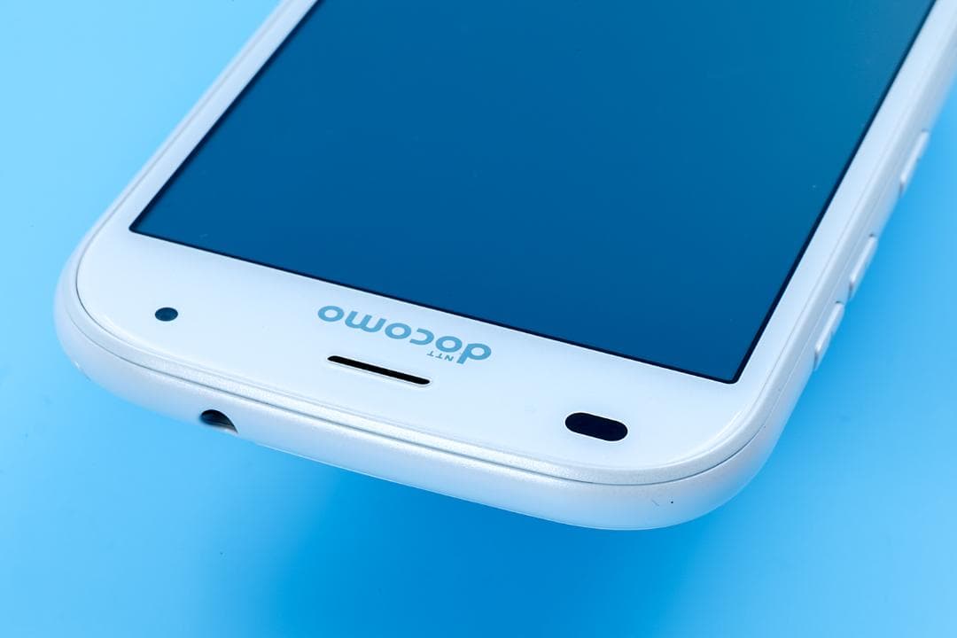 docomo　F-42A らくらくスマートフォン ホワイト　おまけつき