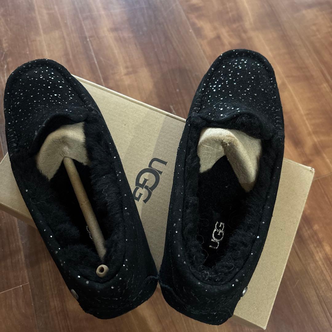 新品　未使用　UGG ブラック スパンコール モカシン　22センチ22.5センチ