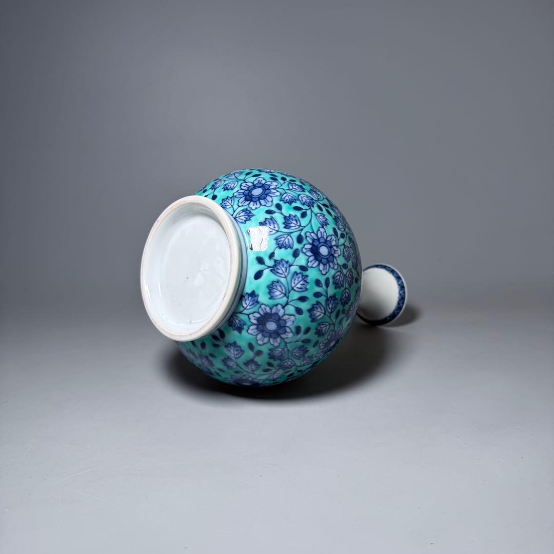 人間国宝　十三代今泉今右衛門　本人作　色絵緑地草花文様更紗文花瓶　仕立て箱付