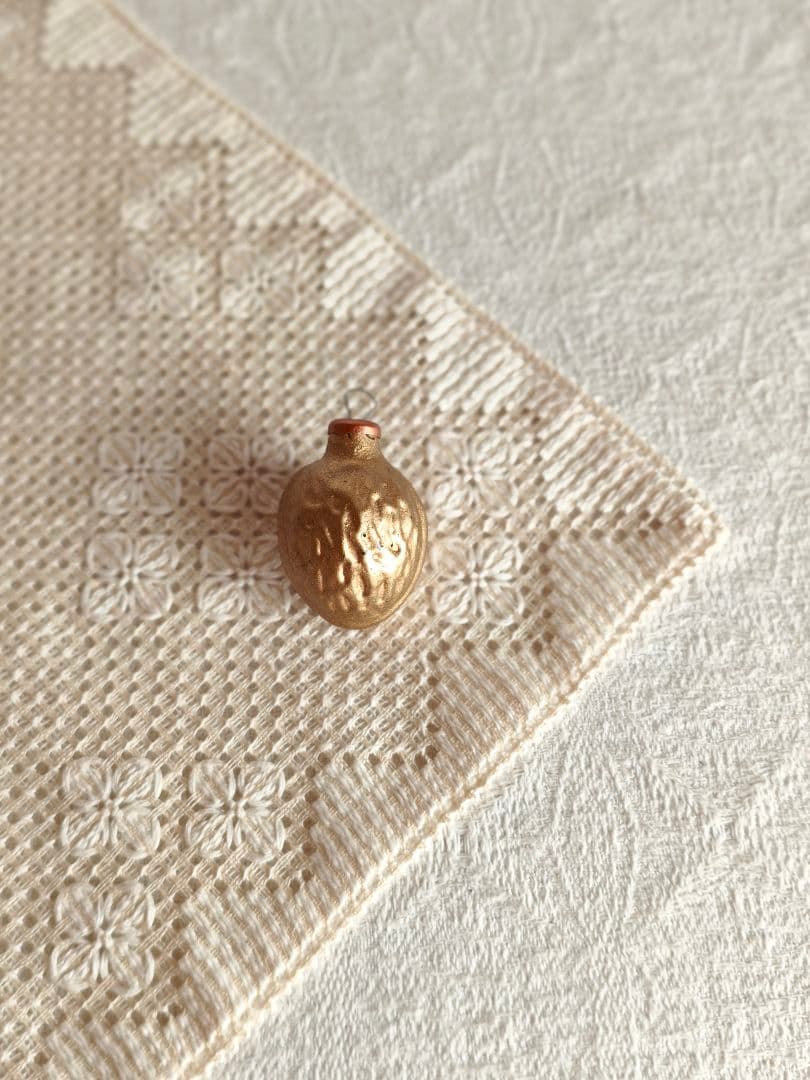 【たし1012さま】vintage ❀ マットゴールドの クルミオーナメント