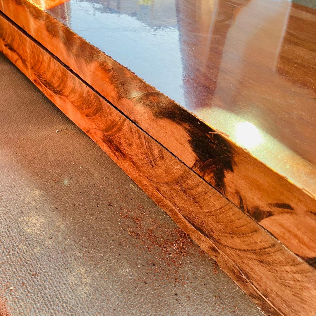 光沢仕上げの木製座卓