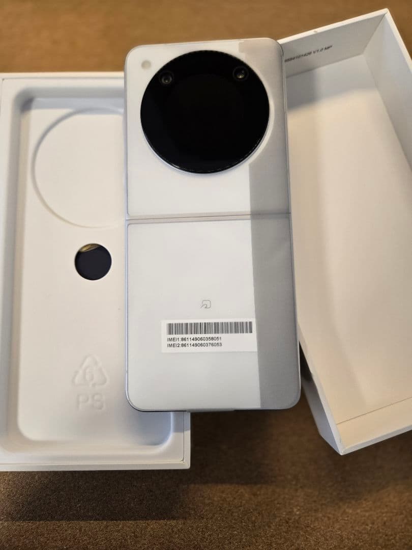 ZTE Libero Flip ホワイト 専用ケース付き