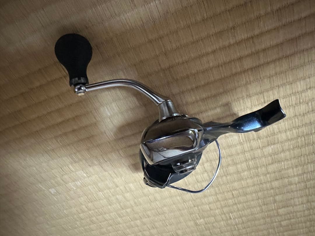 【美品】ダイワ 24ルビアスPC LT3000S-XH RCSノブ付き