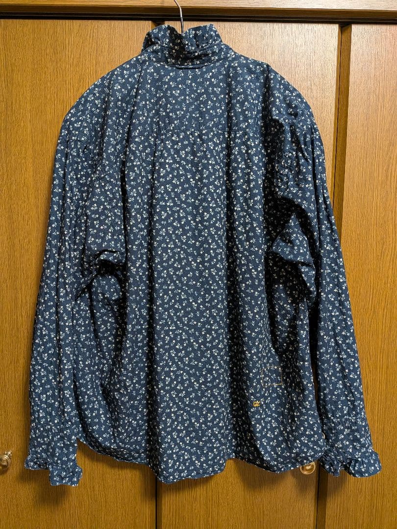 45R45rpm 雲間草プリントのフリルブラウス（インディゴ)