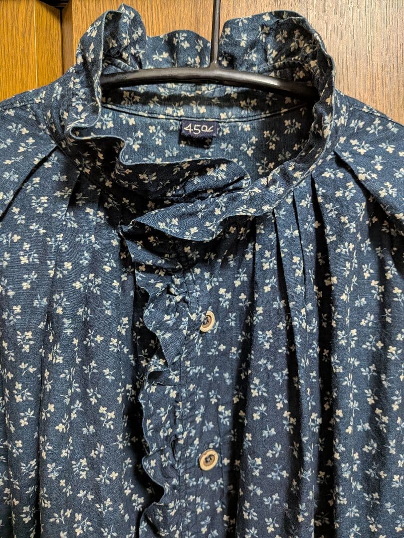 45R45rpm 雲間草プリントのフリルブラウス（インディゴ)