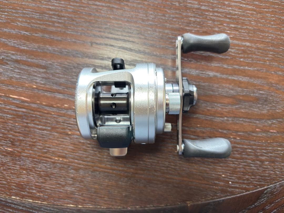 シマノ　12カルカッタ100右ハンドル　02831 (カスタム無し)箱無し