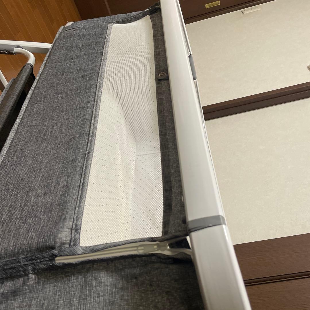 コンパクトベビーベッド　メッシュカバー付き　高さ調節可能