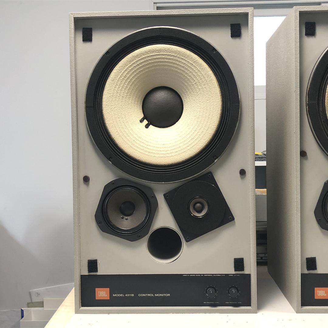 JBL 4311B スタジオモニター ペア　程度良好　美品　送料込み （R側）