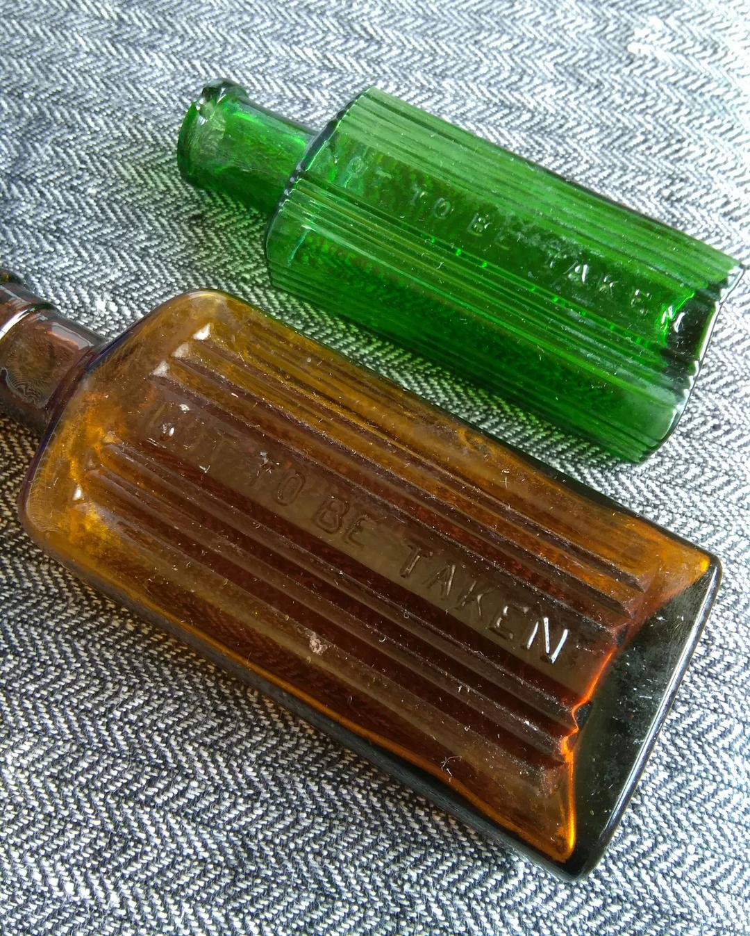 値下げ! イギリスのアンティーク、薬瓶等