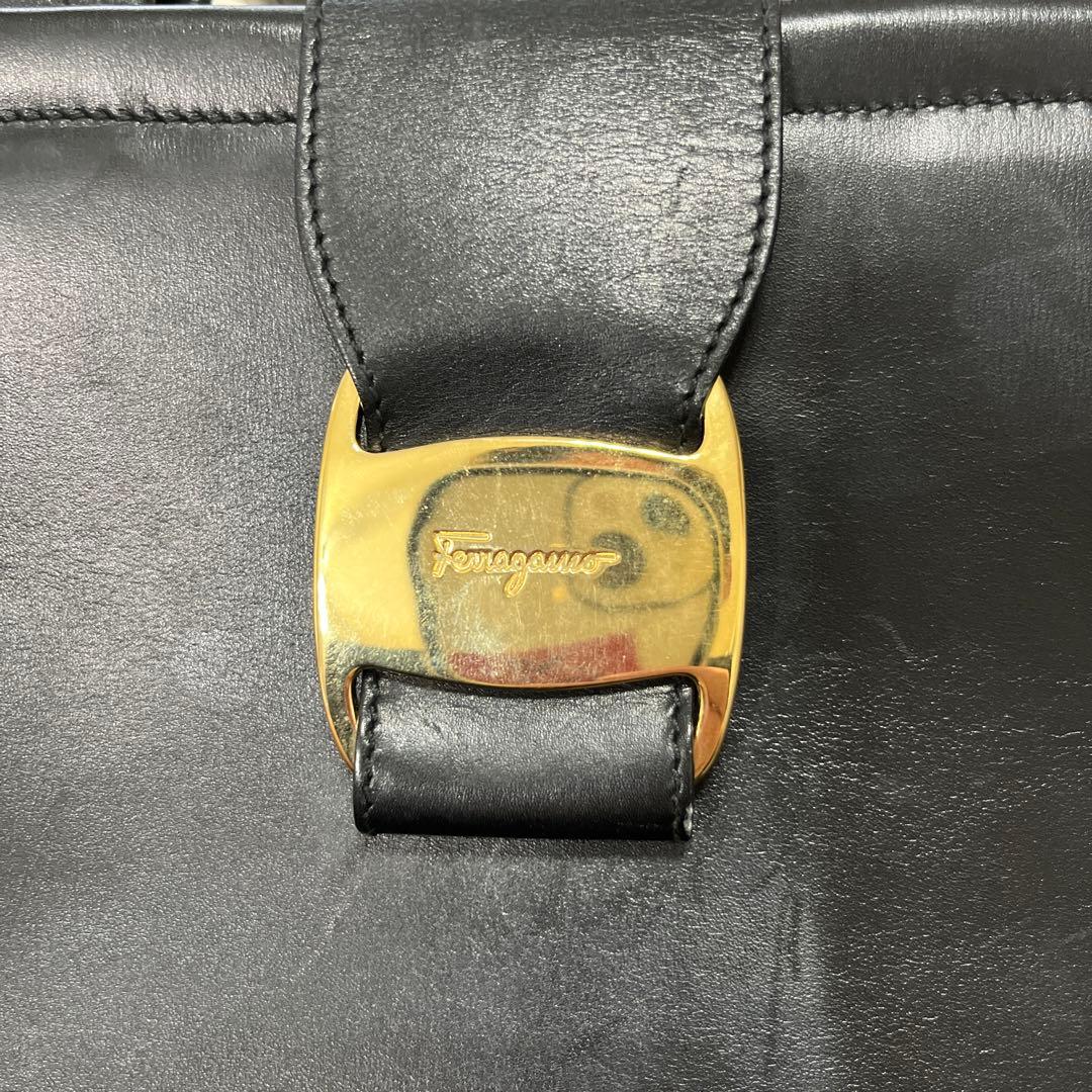 極美品 Ferragamo フェラガモヴァラ パテントレザーショルダー ハンド
