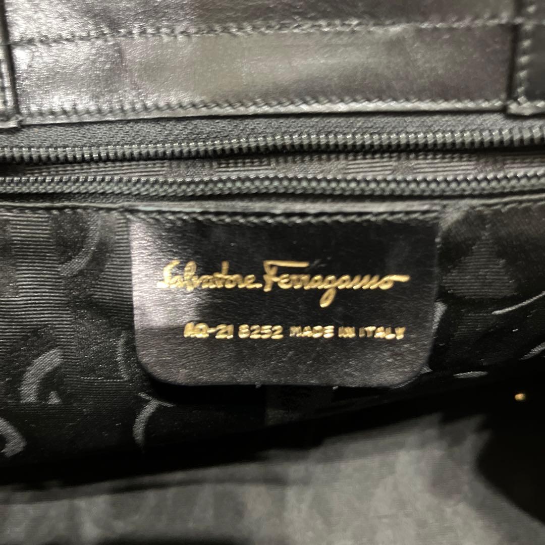 極美品 Ferragamo フェラガモヴァラ パテントレザーショルダー ハンド