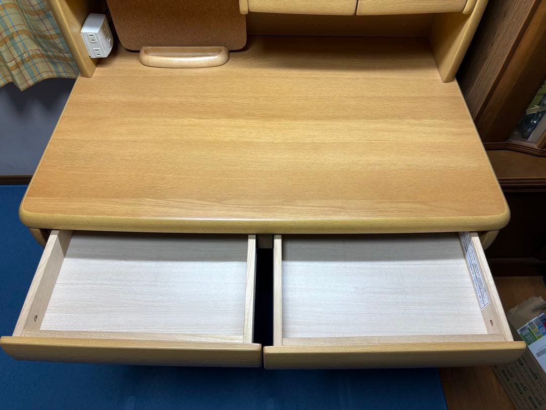 ニトリ　学習机　木製 分割型引き出し付き デスクライト付き