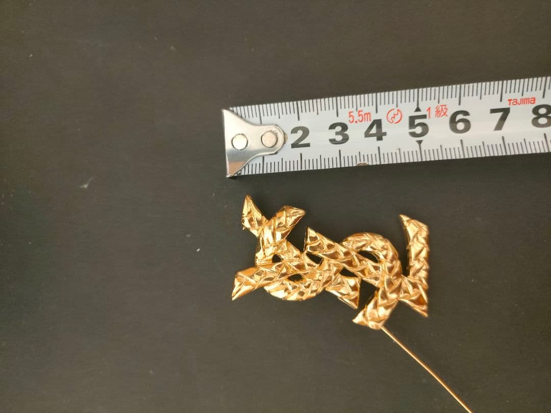 イヴサンローラン　ブローチ　ロゴ　ゴールド　付属品なし