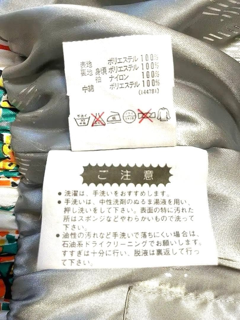 ホワイトゲレンデに映える鮮やかなグリーンのスキーウェア