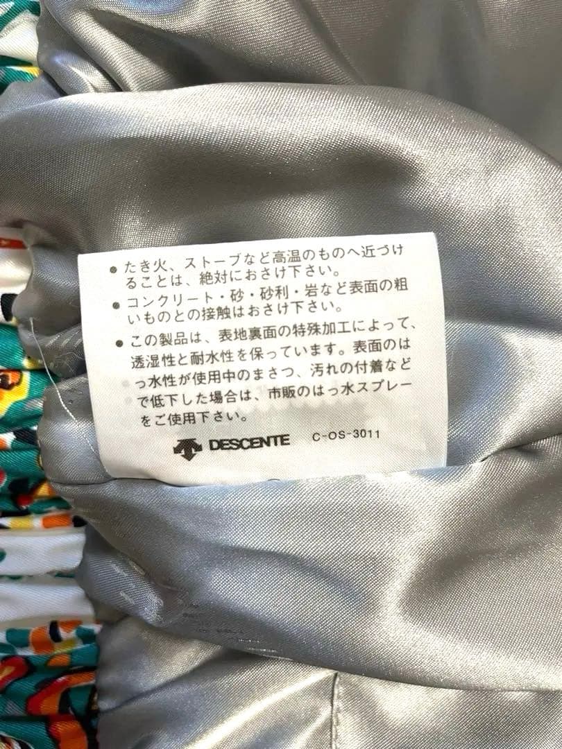 ホワイトゲレンデに映える鮮やかなグリーンのスキーウェア