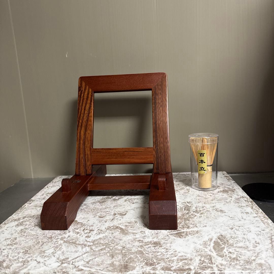 新品、皿立て、　　高さ、25.センチ。