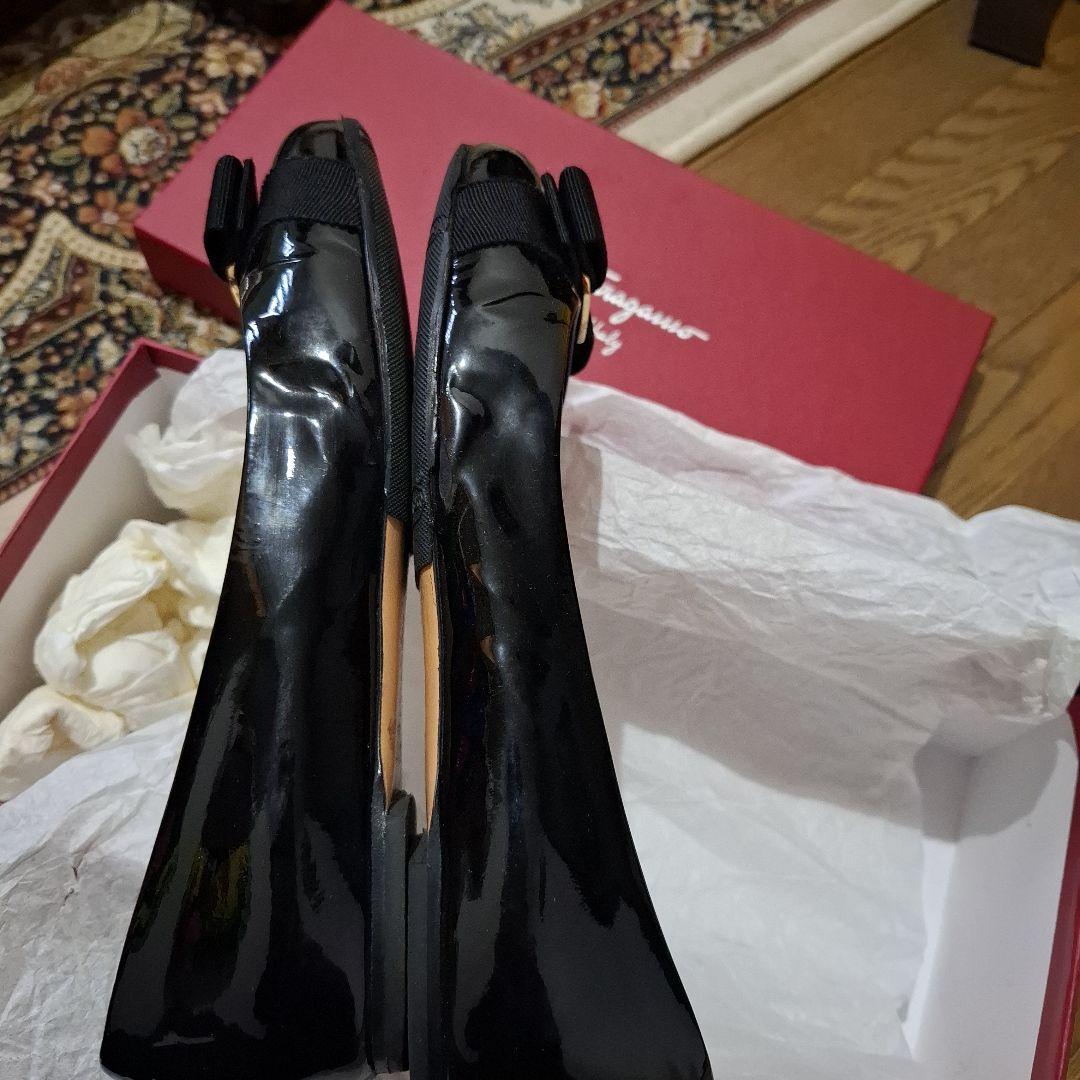 Ferragamoブラック エナメル フラットシューズ リボン付き