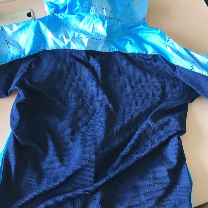 アディダス ウインドブレーカー上