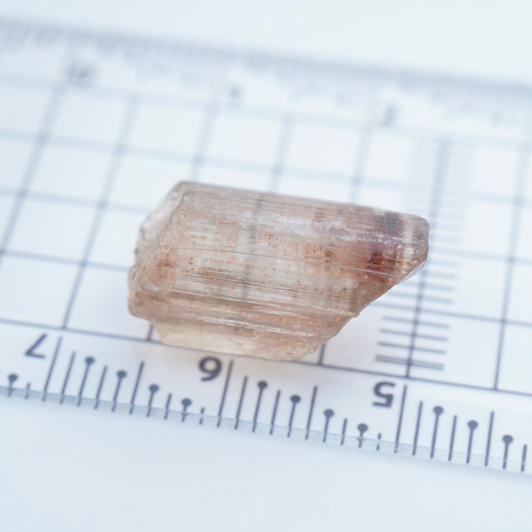 サンストーンスキャポライト　結晶　原石　タンザニア産